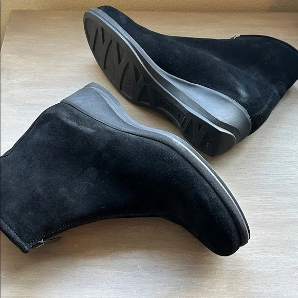 La Canadienne Shiane Black Suede Boots - Picture 11 of 13